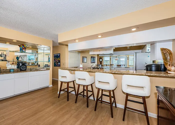 Joyce's Beachfront Penthouse Apartment *