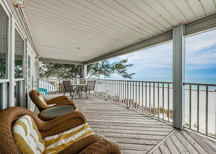 Joyce's Beachfront Penthouse Apartment *